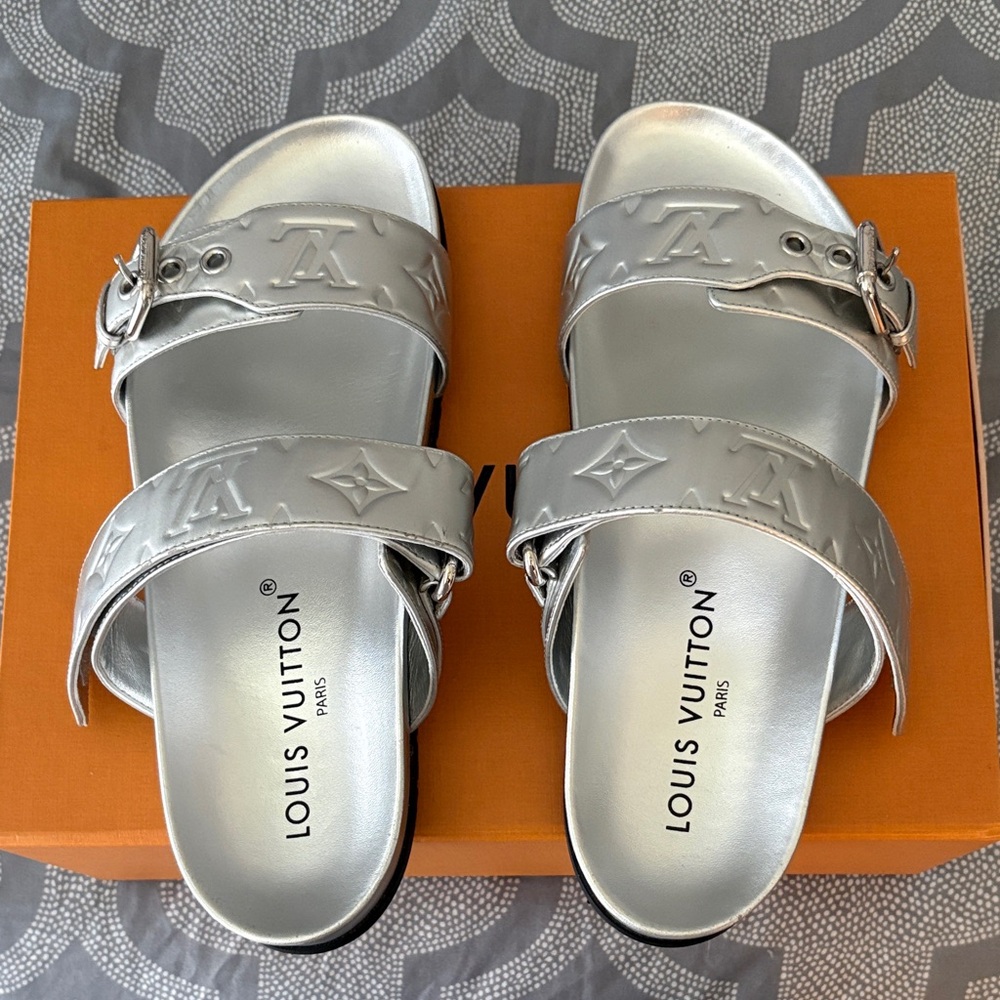 Louis Vuitton Silver Sandals size 39.5
Comes w/LV dust bag,box & LV shopping bag